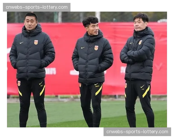 瞬间定格：企鹅队老将克罗斯比完成职业生涯第1000次助攻后，全场观众起立致敬